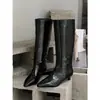 Botas longas de perna larga estilo europeu e americano para mulheres, novo modelo outono e inverno 2026, botas de cavaleiro retrô com bico fino, saltos altos anabela, botas justas para mulheres