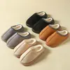 2026 Novo Modelo Transfronteiriço Cor Sólida Retalhos de Couro Sintético Pantufas Domésticas Sola Grossa Antiderrapante Leve Quente Pantufas de Algodão para Mulheres