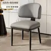 Cadeira de jantar estofada estilo italiano com encosto em T para casa, hotel, clube, lounge, hamburgueria e loja de milk tea