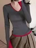 Camiseta de Manga Larga Gris Estilo Coreano con Cuello en V, Falso Dos Piezas, Hombro Normal para Mujer, Otoño e Invierno, Petite, Corte Ajustado, Prenda Base