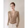 Suéter de punto Yinhe suave y atmosférico de lana finamente hilada con ribete de encaje en V para mujer, corte ajustado y adelgazante, perfecto como capa interior.
