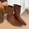 Primeiro Encontro Botas de Cano Curto Versáteis da Moda com Bico Fino e Fivela Estilo Outono 2026 Novo Estilo Botas da Moda que Aumentam a Altura para Mulheres Baixas