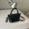 Bolso de alta calidad estilo coreano para el día a día, nuevo modelo 2026 con colgante, moderno y sencillo, bolso cruzado tipo albóndiga de gran capacidad para mujer