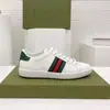 Tênis Casuais Slip-On Masculino e Feminino de Solado Plano com Bordado de Abelha Estilo Coreano para Casal g Marca Novos Sapatos Brancos Outono e Inverno 2026