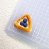 Simulación de comer y jugar: tarta de huevo de arándano triangular, accesorios de resina, crema, pegamento, funda para teléfono móvil, horquilla, cuerda, decoración de flores para zapatos.