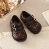Sapatos de couro com velcro estilo retrô britânico para meninas, nova coleção primavera/outono 2026, sola macia, modernos, com padrões gravados e estampa de leopardo, sapatos casuais versáteis