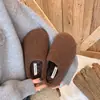 Chinelos peludos de sola grossa, simples e estilosos, para mulheres, perfeitos para outono e inverno, versáteis e quentes com forro de pelúcia, meias pantufas fechadas