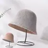 Sombrero de pescador de cubo estilo japonés y coreano para primavera y otoño, sombrero de pescador femenino, color sólido, todo a juego, sombrero tipo cubeta, circunferencia de cabeza grande, adelgazamiento facial, pequeño, moda, venta al por mayor