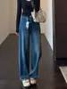El ajuste es favorecedor, alarga las piernas y estiliza.. Jeans rectos de pierna ancha de tiro alto para mujer, nuevo modelo otoño/invierno 2026 H081713