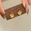 Livro Vermelho Estilo Chinês Explosivo Flor Dourada Pequena Diamante Desenho Brincos Retrô Versátil Acessórios Vintage de Luxo Leve