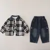 Conjunto para niño 2026 nueva colección de otoño, ropa infantil elegante y moderna, conjunto de tres piezas de cárdigan de cuadros para bebé para niños