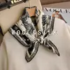 Bufanda de seda de jungla cálida en blanco y negro para otoño e invierno, versátil y elegante para ir al trabajo, hecha de seda y lana reales, para mujer