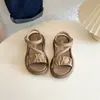 Sandálias Novas para Meninas 2026 Verão Estilo Coreano Sapatos de Princesa Solado Macio Sapatos de Praia Antiderrapantes Respiráveis para Crianças Pequenas, Médias e Grandes