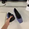 Sapatilhas de Design de Nicho com Tira Cruzada para Mulheres 2025 Novos Sapatos Mary Jane de Cetim com Bico Quadrado e Aumento de Altura Oculto