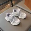Sapatos Casuais Respiráveis de Malha com Solado Macio para Meninas Novidades Primavera/Verão 2026 Moda Infantil Versátil Tênis Pai Sapatos Individuais para Meninos