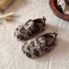 Zapatos Peludos Estilo Coreano para Niñas con Estampado de Leopardo Nuevas Llegadas Otoño/Invierno 2026 Mocasines Cálidos de Terciopelo Plus para Bebés Zapatos de Algodón para Exteriores para Niños
