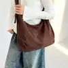 Bolso bandolera de mano para otoño, exquisito estilo coreano y japonés para mujer, gran capacidad, gamuza, terciopelo de moda, nuevo modelo 2026, bolso simple para debajo del brazo