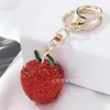 El fabricante suministra llaveros de manzana tridimensionales de diamantes completos, colgantes de frutas, accesorios para bolsos, modelos de pareja transfronterizos exquisitos y modernos
