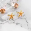 Brincos assimétricos de estrela-do-mar estilo férias para mulheres, brincos pequenos requintados 2026, super bonitos, brincos populares este ano