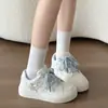 Nuevas zapatillas blancas de dibujos animados lindas 2026, colección de otoño, para mujer, con cordones, suela gruesa, que aumentan la altura, zapatos casuales versátiles para el uso diario