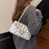 Bolso Cuadrado Pequeño Bordado Acolchado Texturizado Nuevo Estilo Otoño e Invierno 2025 Bolso Pequeño con Cadena Estilo Fragante Bolso de Hombro Cruzado de Moda para Mujer