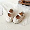 Novos Sapatos de Couro Estilo Princesa para Meninas, Sapatos Infantis Moda Coreana com Laço, Sapatos Baixos Mary Jane Antiderrapantes de Solado Macio