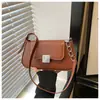 Bolso de axila vintage estilo coreano de cuero encerado al aceite para mujer, nuevo modelo 2026, bolso baguette con cadena y hebilla cuadrada de metal, bolso versátil para el día a día para mujer