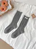 Calcetines de Encaje para Mujer Estilo Nuevo Miu Calcetines Apilados para Pantorrilla Transpirables Sin Costuras Parche de Letra Ins Versátiles Calcetines Largos Venta al por Mayor