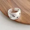 Anillos de Letra Minimalistas Estilo Ins Vintage para Mujer, Diseño de Nicho de Lujo Ligero con un Toque de Alta Gama, Anillo Abierto para Dedo Índice