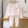 Novos Conjuntos Infantis Outono e Inverno, Roupas e Calças de Outono, Roupas Infantis 100% Algodão, Pijamas Infantis Casuais Fofos, Fornecimento de Fábrica