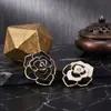 Broche de camelia hueca de alta gama, diseño de nicho, ligero, de lujo, versátil, para chaqueta de traje, accesorio