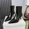 Botas de Cano Curto Elegantes 9890-1 com Bico Fino e Salto Fino para Mulheres, Novo Estilo Outono/Inverno 2026, Salto Médio, Confortáveis, Versáteis, Botas da Moda para Expor o Tornozelo
