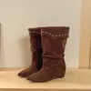 Botas retro de ante plisado apilado con tachuelas y punta fina para mujer, nuevas botas vaqueras western de otoño e invierno, botas que estilizan a media pantorrilla, talla grande