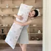Almohada larga de terciopelo lechoso para mujeres, diseñada para dormir con las piernas recogidas, dormir de lado, respaldo de sofá, cojín de respaldo para sala de estar, nuevo estilo 2026