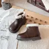 Botas Curtas de Outono/Inverno 2026 para Crianças com Forro de Lã para Aquecimento Botas de Algodão Estilo Britânico Unissex Versátil Botas de Couro Sapatos de Couro Estilosos