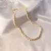 Collar de perlas de agua dulce planas para mujer, cadena de clavícula con perlas irregulares barrocas, cadena de cuello corto simple y elegante.