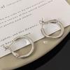 Pendientes de plata S925 con forma de aguja de metal negro liso para mujer, estilo dulce y moderno, con personalidad, 2024.