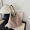 Bolso tote de gamuza minimalista de moda niche estilo coreano 2026, gran capacidad, versátil bolso de hombro y bandolera