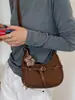 Nova bolsa de ombro estilo francês para o início do outono de 2026, bolsa de meia-lua de alto valor, bolsa de ombro simples, bolsa transversal casual estilosa, moderna