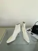 Moda coreana otoño/invierno 2026: botines de mujer con tacón fino, punta cuadrada, cremallera trasera y diseño de tacón medio, creando un efecto adelgazante