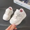 Zapatos Infantiles Primavera Nuevo Estilo Niñas Suela Blanda Zapatos de Bebé de Moda Cuero Antideslizante Cómodos Zapatos para Caminar de Guardería