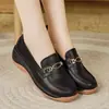 Sapatos brancos de couro femininos, nova coleção outono 2026, sapatos casuais leves e confortáveis, fáceis de calçar e tirar, sapatos casuais de couro