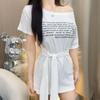 Camiseta de Manga Curta Estilo Preguiçoso de Verão Plus Size 2025 Versão Coreana Nova Ombro a Ombro com Amarração Slim Versátil para um Look Jovem