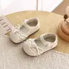 Sapatinhos de Bebê Menina Walker Couro 2026 Outono/Inverno Novos Solado Macio Acabamento em Renda Sapatos de Princesa Flats Estilo Mori
