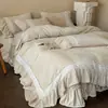 Conjunto de colcha vintage espessa estilo francês em veludo leite, conjunto de quatro peças com capa de edredom de renda em veludo coral, saia de cama estilo princesa macia e quente