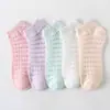 Atacado Meias Cano Curto de Verão Femininas Malha Fina Respiráveis Absorventes de Suor Resistentes a Odores Estilo Fofo Meias Cano Curto para Meninas Estudantes