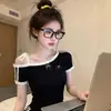 Camiseta retro de manga corta con hombros descubiertos estilo coreano para mujer, top corto de verano de alta gama con bloques de color, corte ajustado
