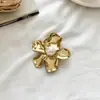 Coleção de Broches Irregulares de Pérola Flor de Cruzamento para Mulheres, Luxo Leve, Alto Padrão, Retrô, Broche Versátil com Corsage para Terno