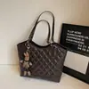 Bolsa retro transfronteiriça de grande capacidade para mulheres, versátil para outono e inverno, nova bolsa de ombro casual com padrão de diamante 2026, bolsa tote texturizada
