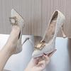 Nuevo estilo 2024: tacones altos franceses, tacones de aguja, punta baja, hebillas cuadradas de diamantes de imitación, elegantes tacones negros pequeños.